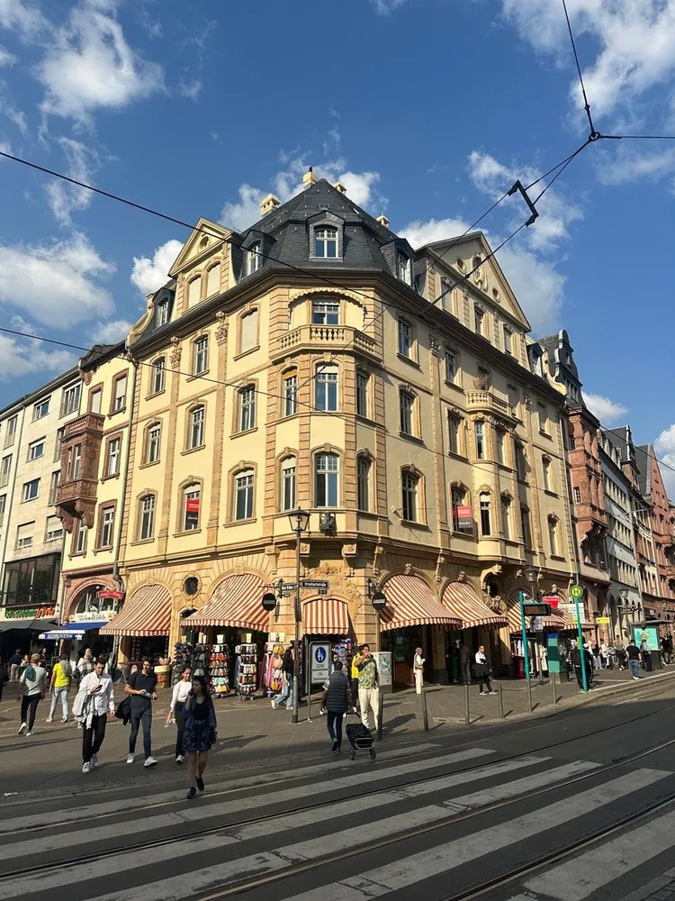 4 Zimmer Wohnung mit 105 m² in Frankfurt am Main – Bild 1