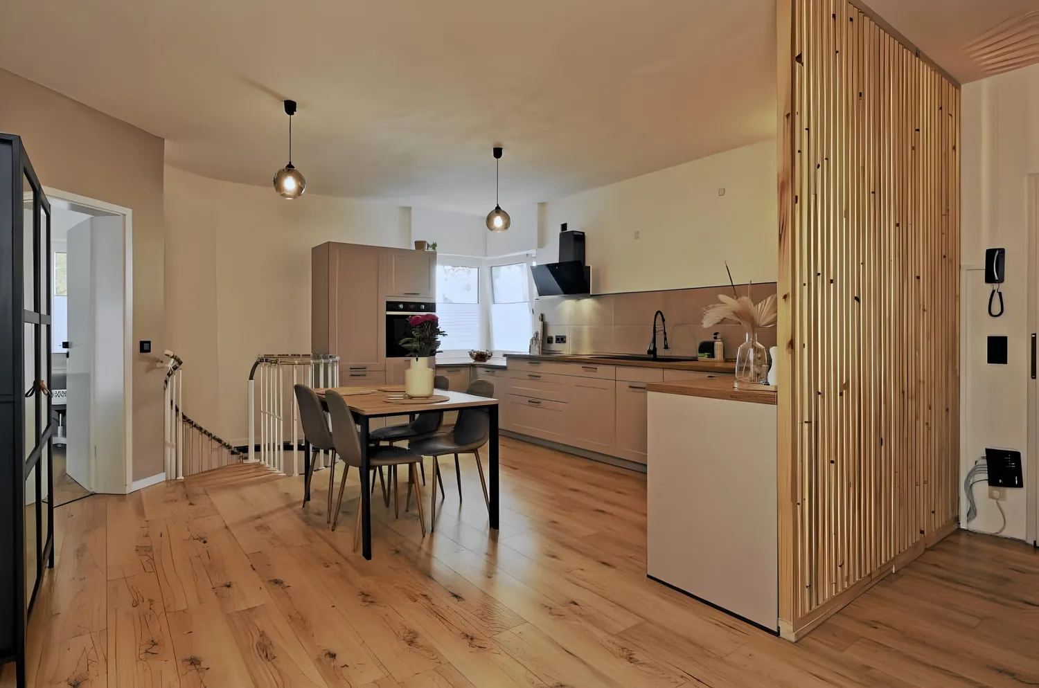 8 Zimmer Wohnung mit 215 m² in Duisburg – Bild 2