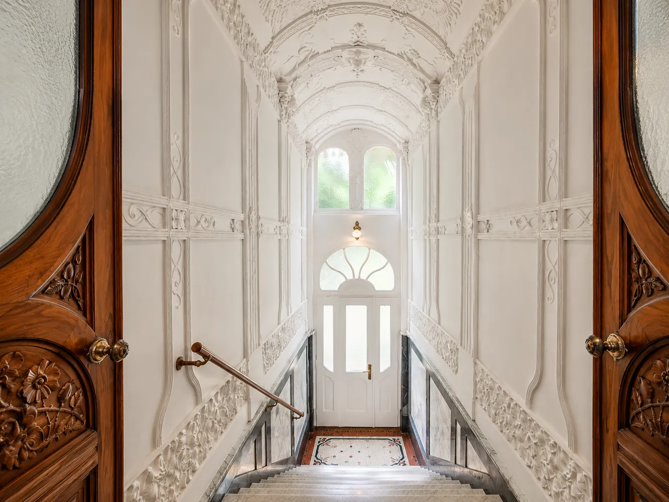 6 Zimmer Wohnung mit 240 m² in Wiesbaden – Bild 2