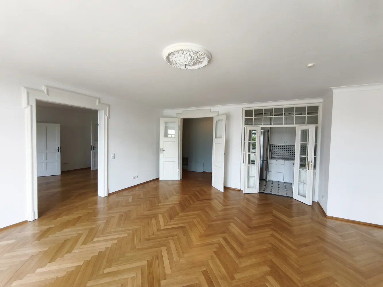 5 Zimmer Wohnung mit 200 m² in München – Bild 4