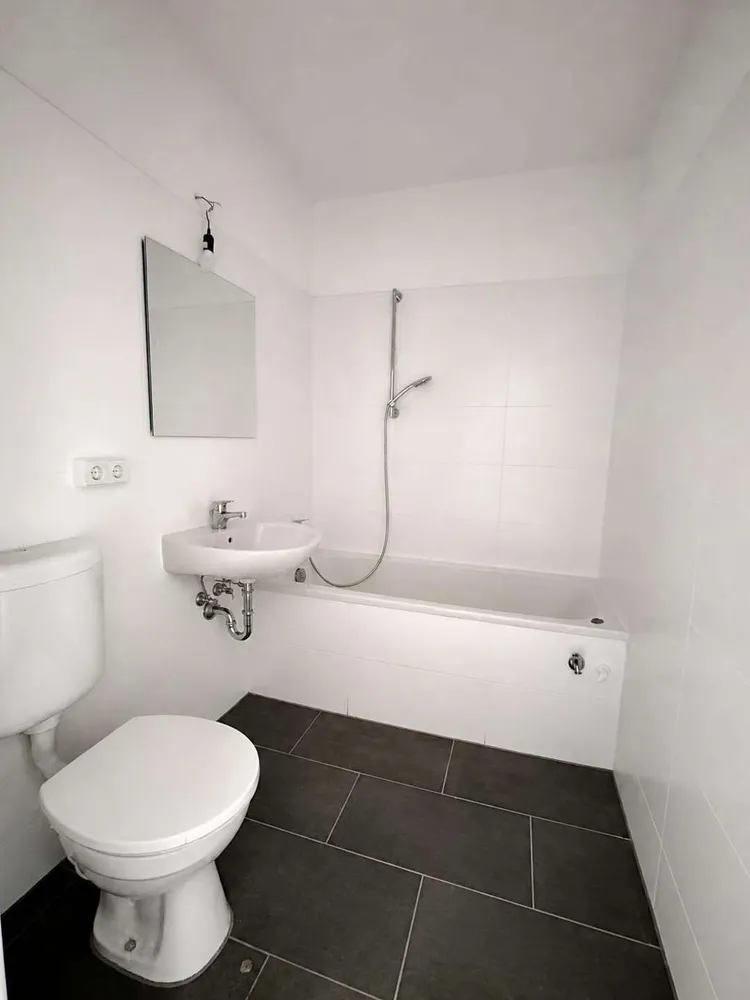 4 Zimmer Wohnung mit 65 m² in Halle (Saale) – Bild 1