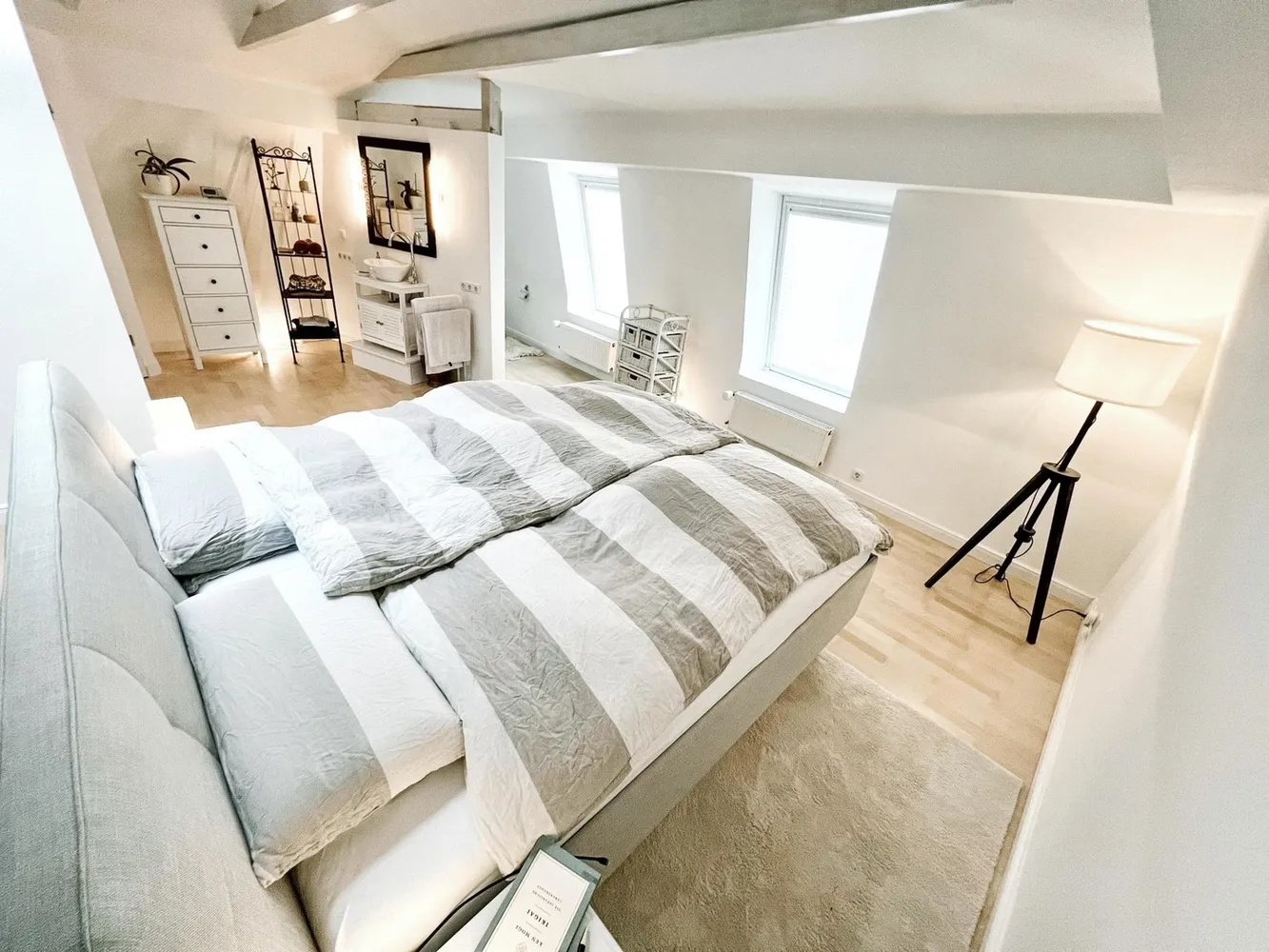 7 Zimmer Wohnung mit 240 m² in Hamburg – Bild 1