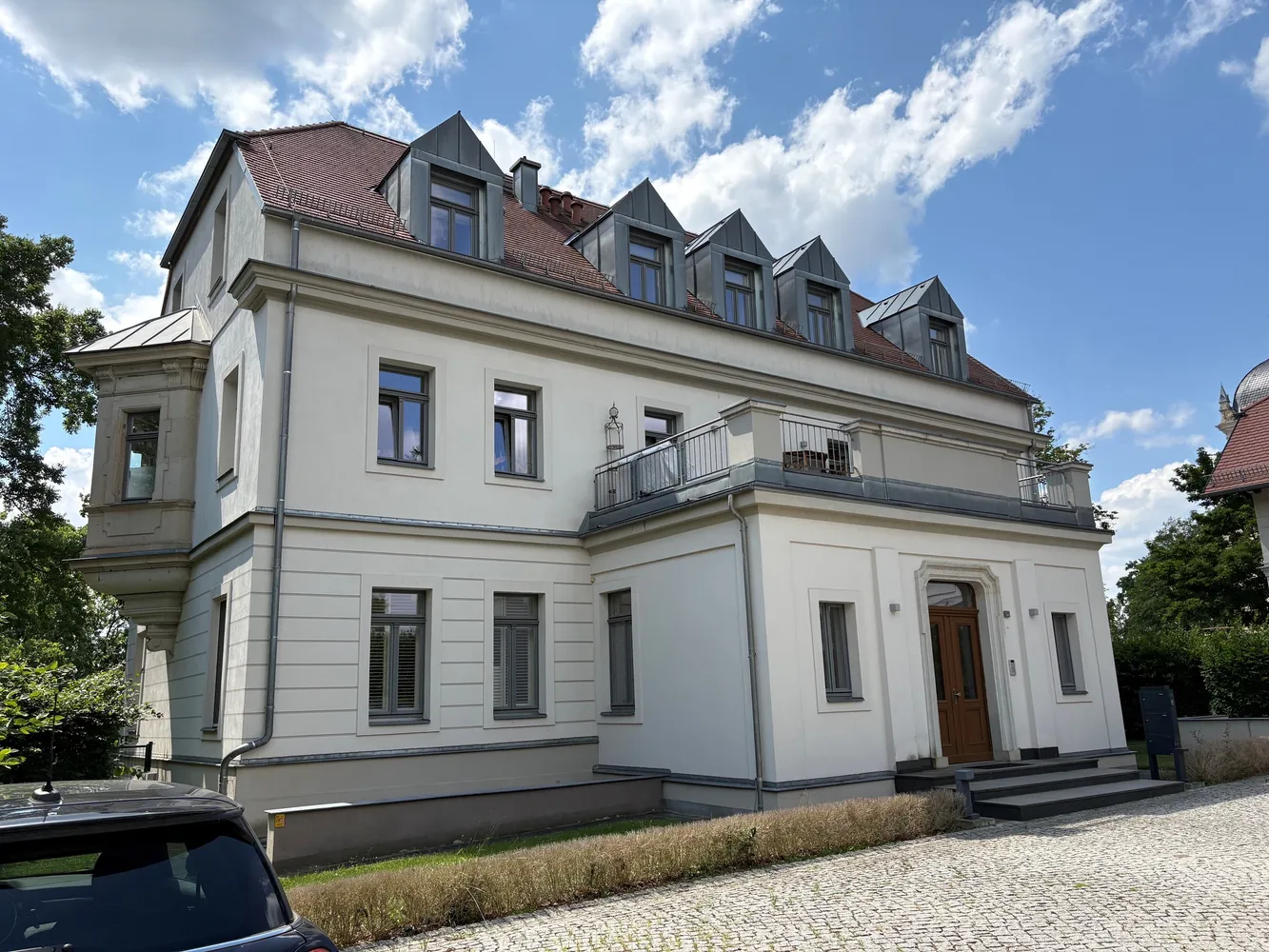 5 Zimmer Wohnung mit 202 m² in Dresden – Bild 1