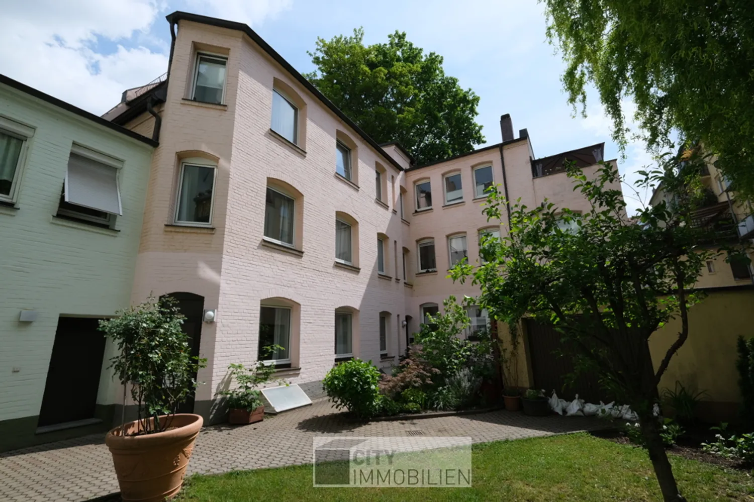 4 Zimmer Wohnung mit 105 m² in Nürnberg – Bild 1