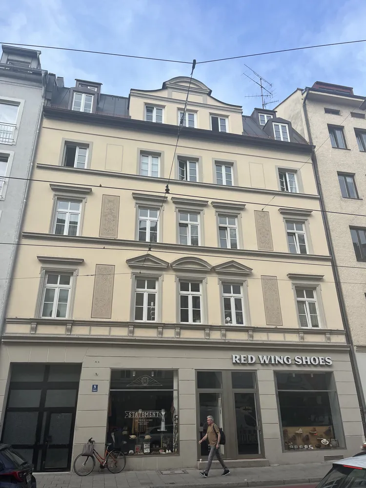 6 Zimmer Wohnung mit 142 m² in München – Bild 1