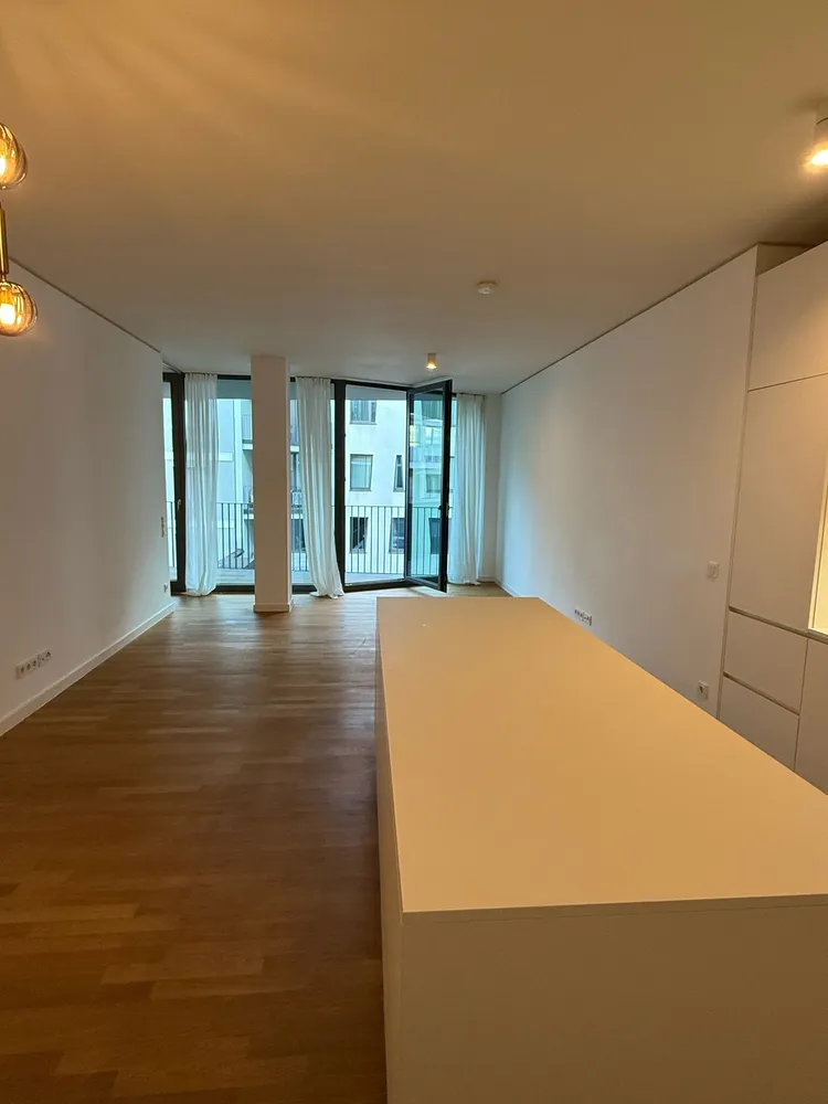 2 Zimmer Wohnung mit 77 m² in Berlin – Bild 2