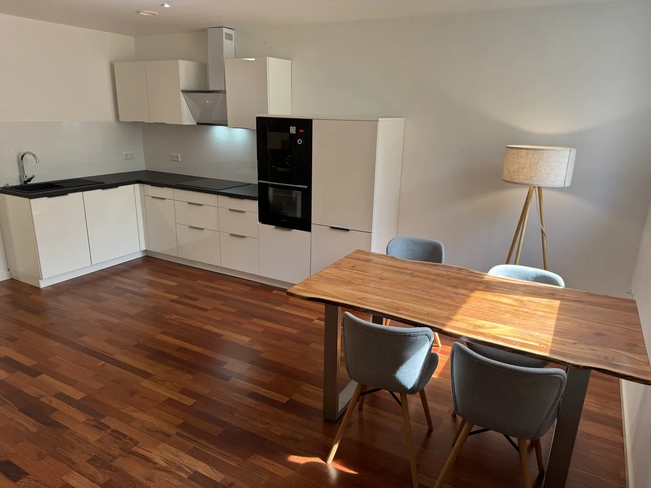 2 Zimmer Wohnung mit 90 m² in Hamburg – Bild 2