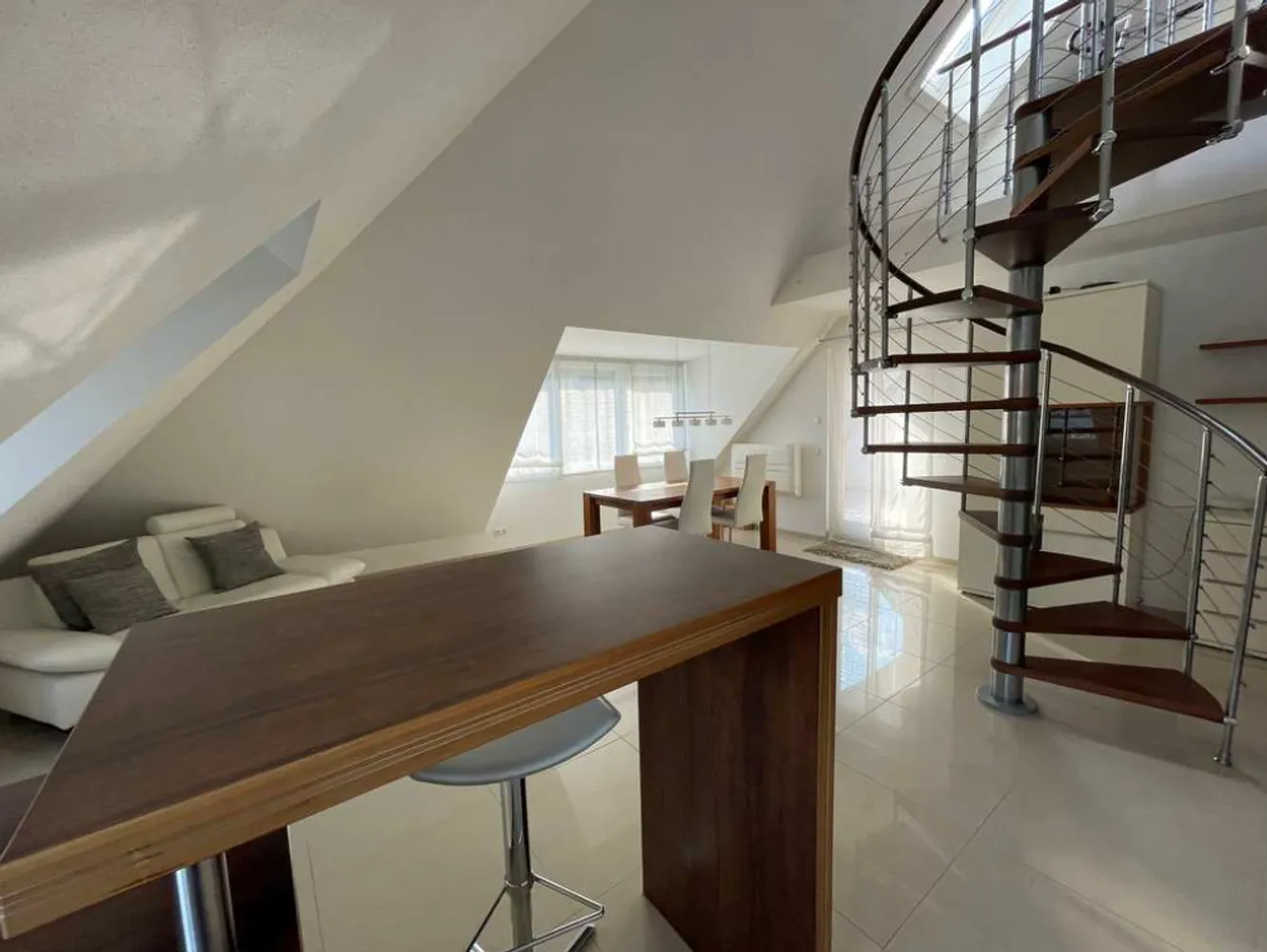 4 Zimmer Wohnung mit 104 m² in München – Bild 2