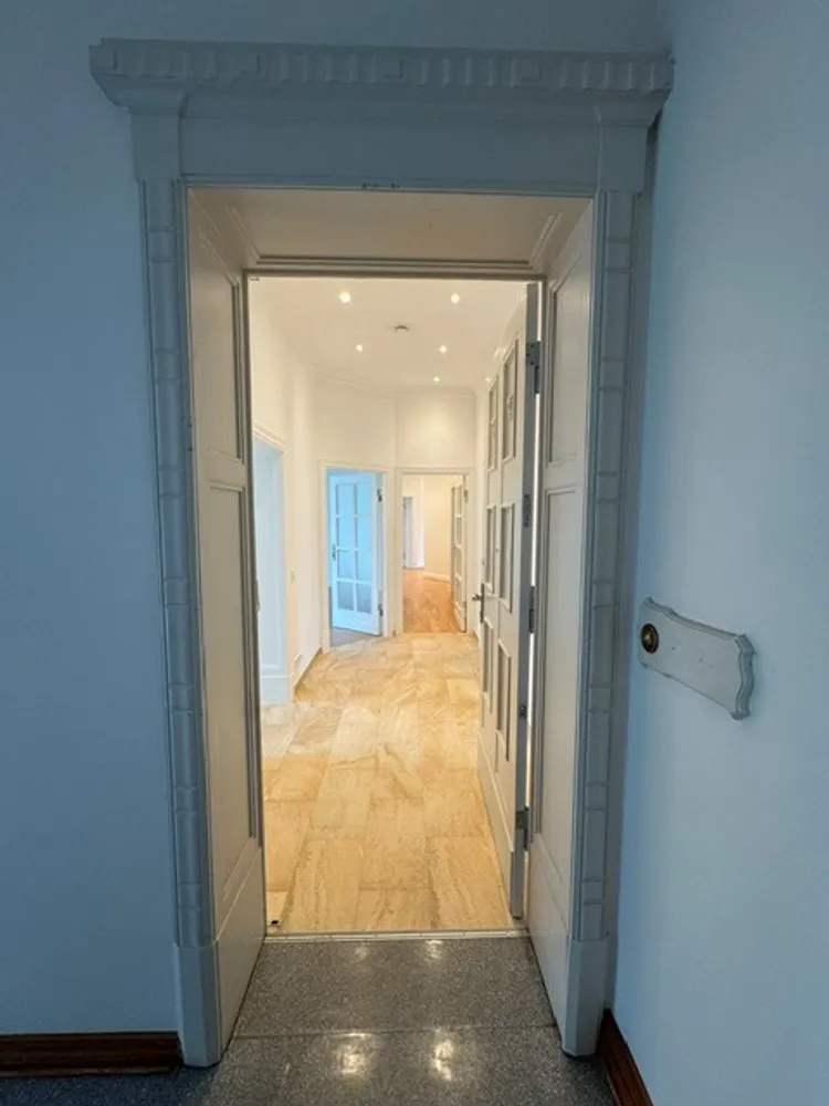 7 Zimmer Wohnung mit 215 m² in Berlin – Bild 2