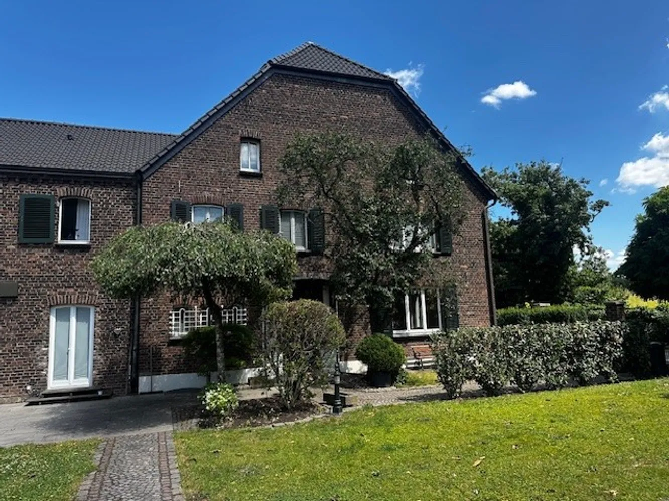 7 Zimmer Wohnung mit 211 m² in Duisburg – Bild 2