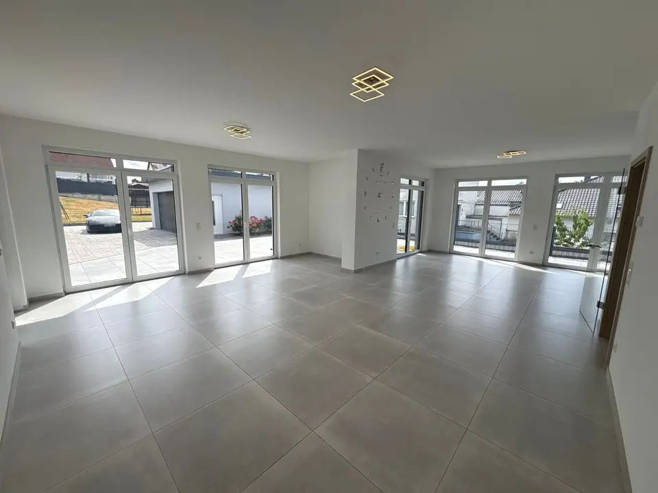 6 Zimmer Haus mit 261 m² in Saarbrücken – Bild 1