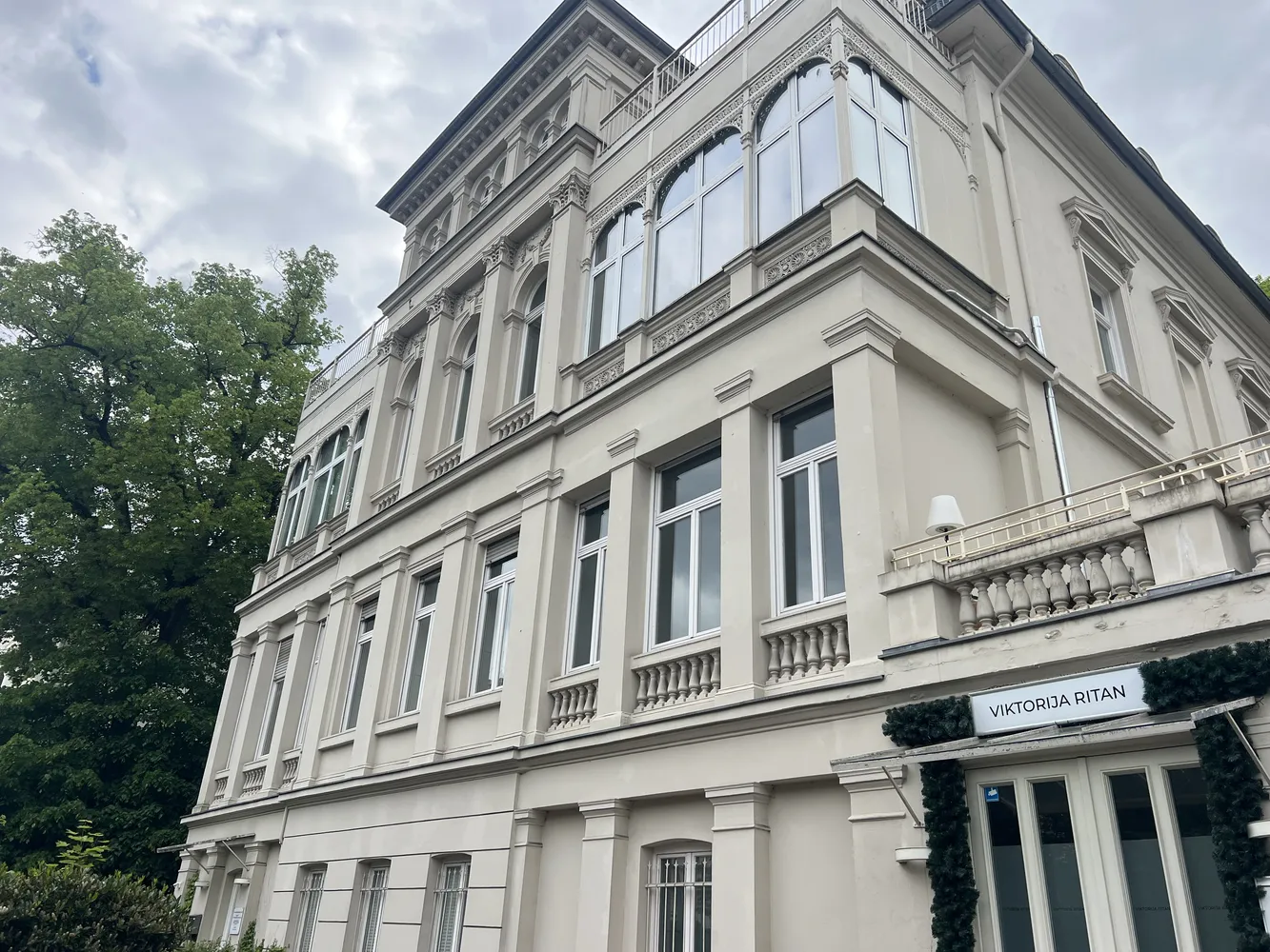 6 Zimmer Wohnung mit 200 m² in Wiesbaden – Bild 1