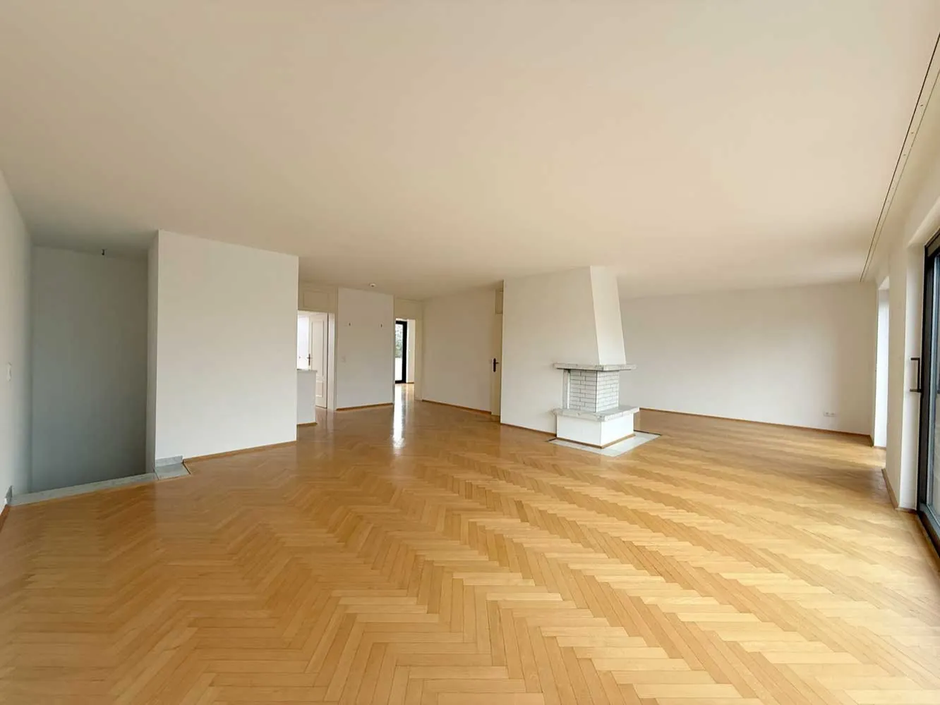 6 Zimmer Wohnung mit 200 m² in Oberursel (Taunus) – Bild 3