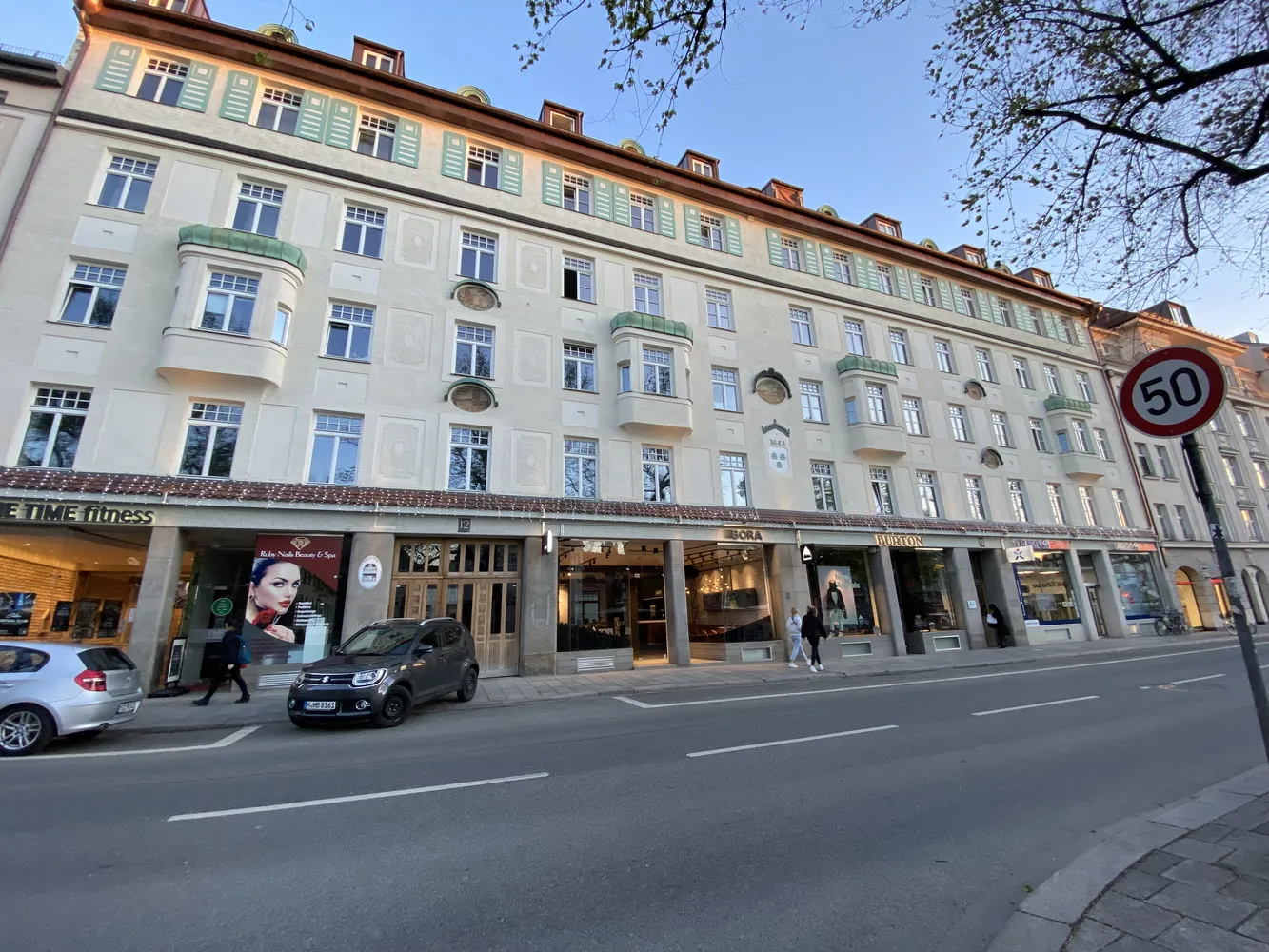 5 Zimmer Wohnung mit 140 m² in München – Bild 2