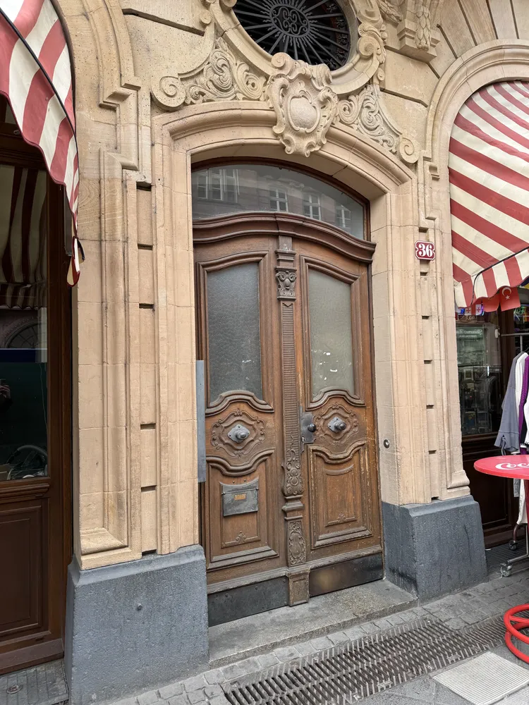 4 Zimmer Wohnung mit 105 m² in Frankfurt am Main – Bild 2
