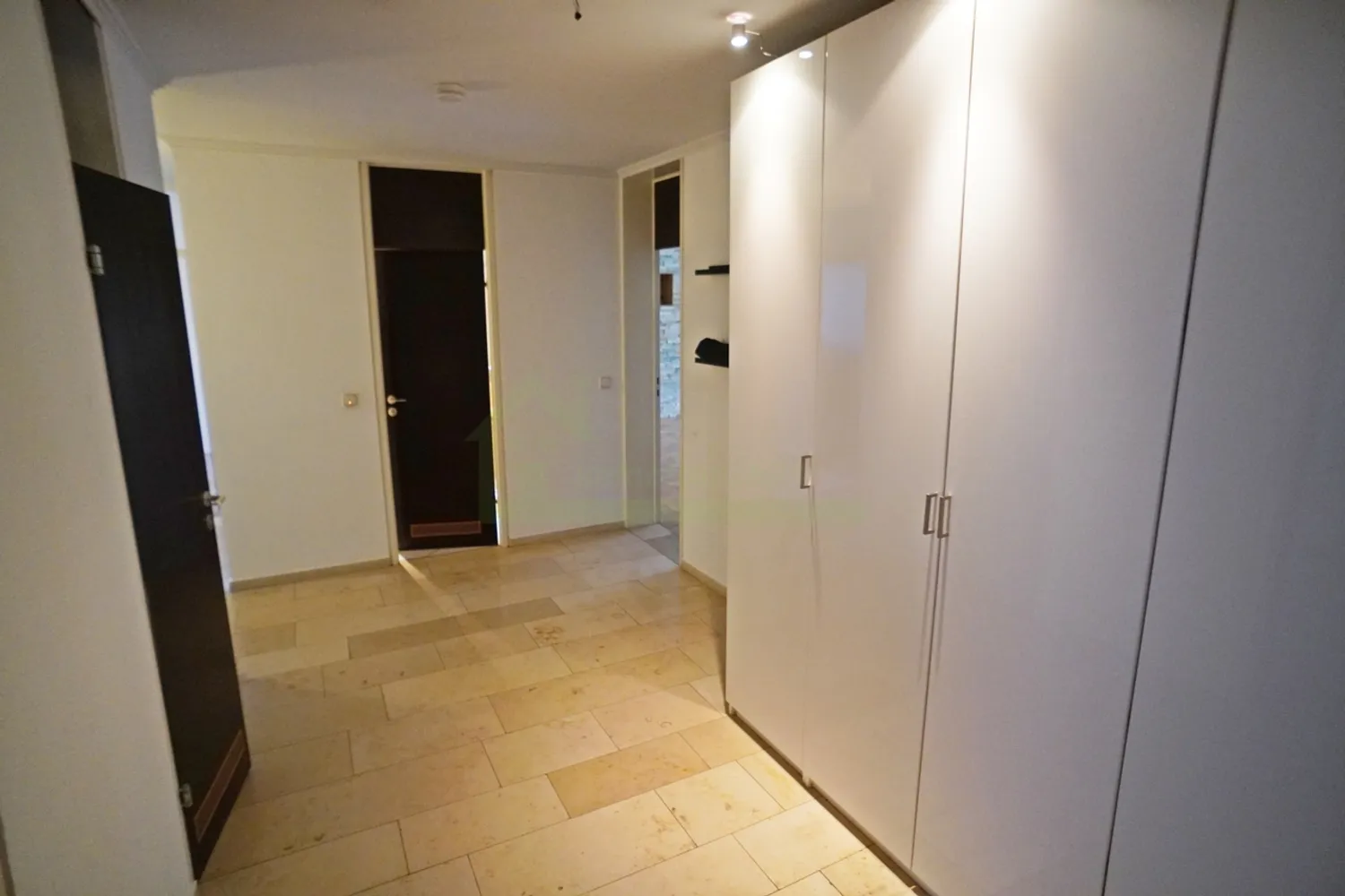 3 Zimmer Wohnung mit 94 m² in Wiesbaden – Bild 2
